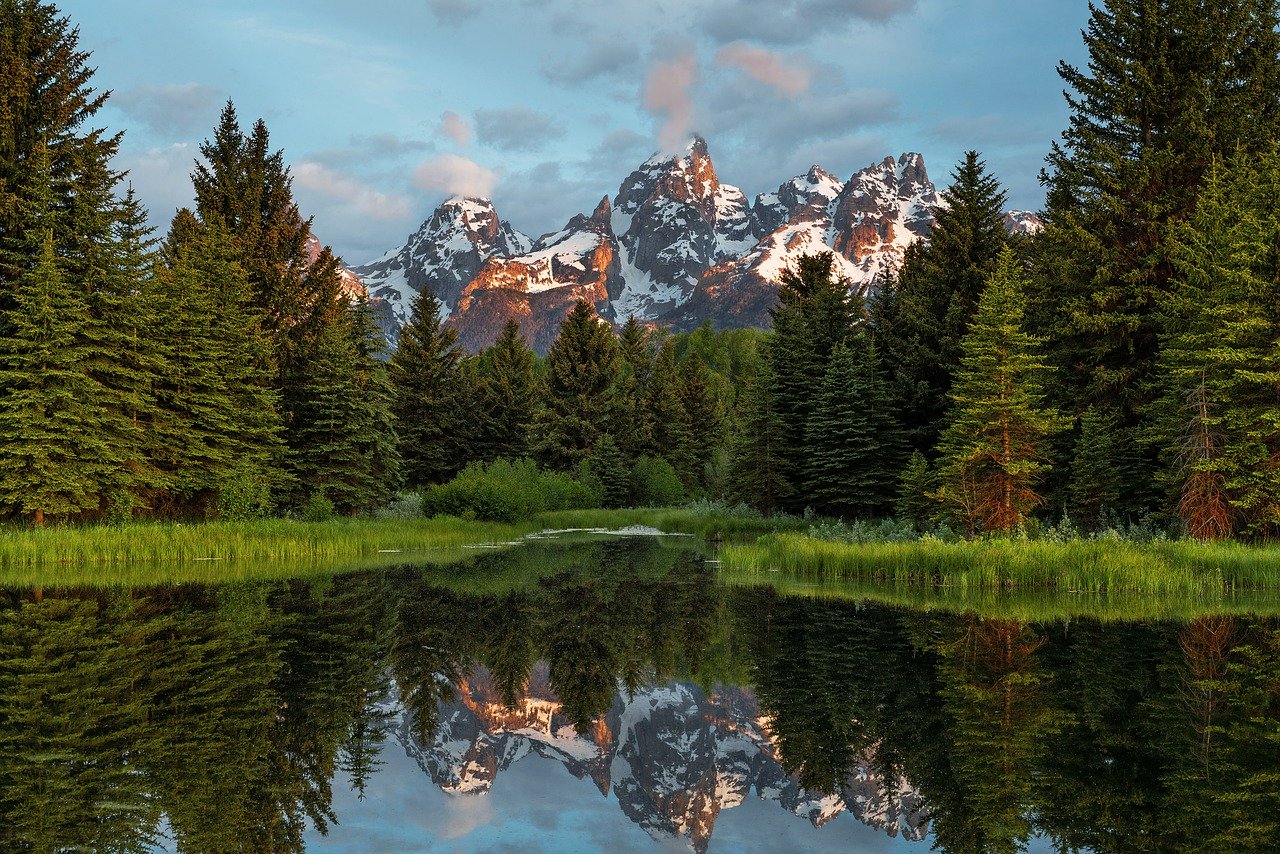 https://tetonbcrentals.com/wp-content/uploads/2020/07/teton-mountains-5354796_1280.jpg